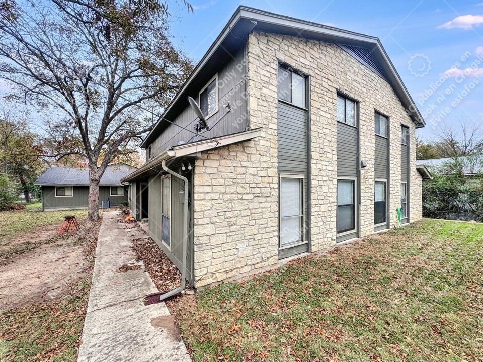 200 Concho St in Lockhart, TX - Building Photo