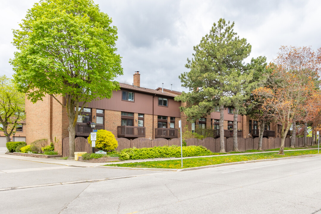 11 Wagon Trailway in Toronto, ON - Building Photo