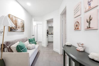 147 Granada St in Royal Palm Beach, FL - Foto de edificio - Building Photo