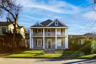 410 E Carson St in San Antonio, TX - Building Photo