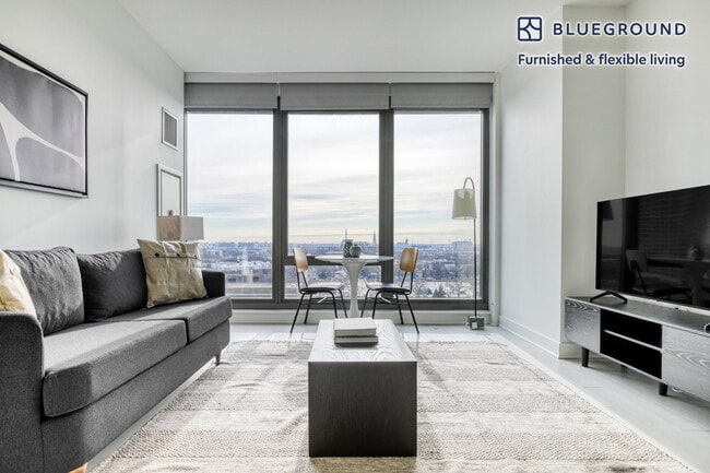 1035 W Van Buren St