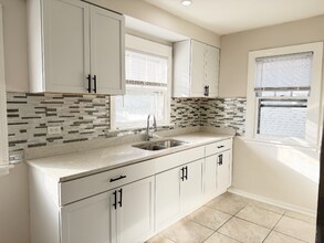 18534 Wentworth Ave in Lansing, IL - Foto de edificio - Building Photo