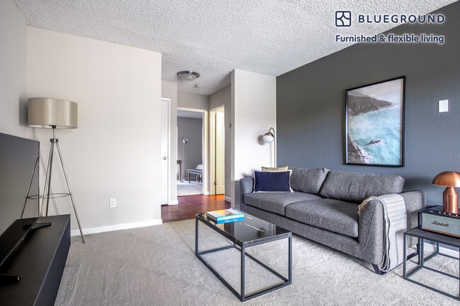 877 Heatherstone Way in Mountain View, CA - Building Photo - Building Photo