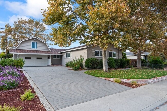 692 Pomeroy Ave in Santa Clara, CA - Foto de edificio - Building Photo