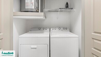 5005 Galleria Dr in Farmers Branch, TX - Foto de edificio - Building Photo