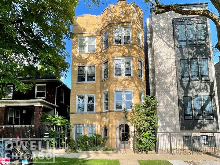 2121 N Albany Ave in Chicago, IL - Building Photo