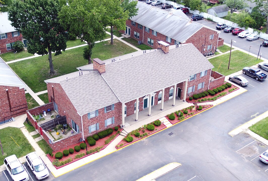 The Life at White Pines in Indianapolis, IN - Foto de edificio