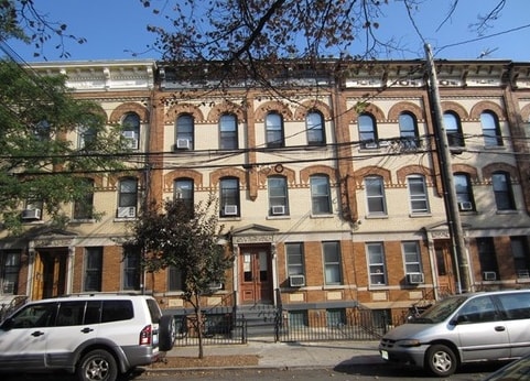 1870 Cornelia St in Ridgewood, NY - Building Photo