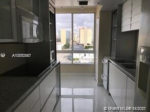 2501 Douglas Rd-Unit -702 in Miami, FL - Building Photo - Building Photo