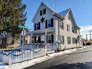 227 W High St, Unit 2nd floor in Manheim, PA - Foto de edificio - Building Photo