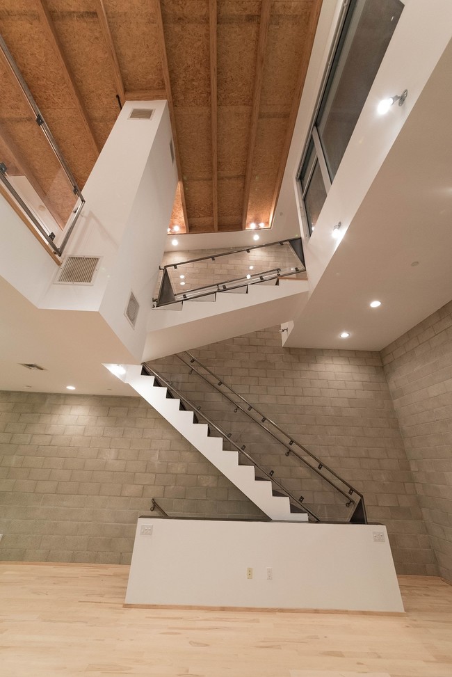 717 N Highland Ave in Los Angeles, CA - Foto de edificio - Building Photo