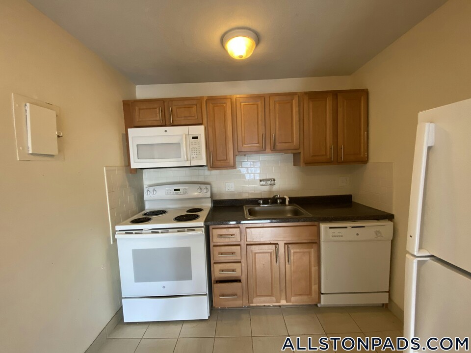 84 Gardner St in Boston, MA - Building Photo