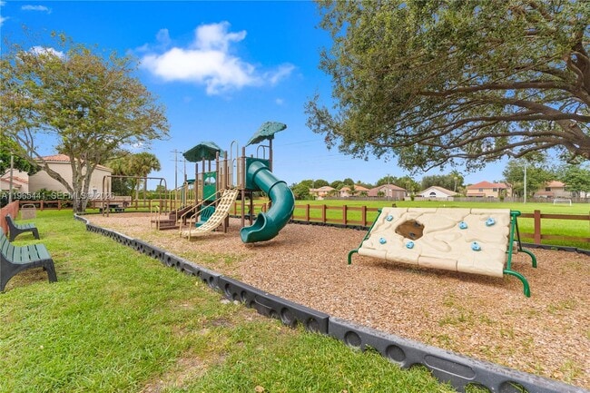 11009 Mainsail Dr in Hollywood, FL - Building Photo - Building Photo