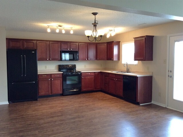 9594 W Stargazer Dr in Pendleton, IN - Foto de edificio - Building Photo