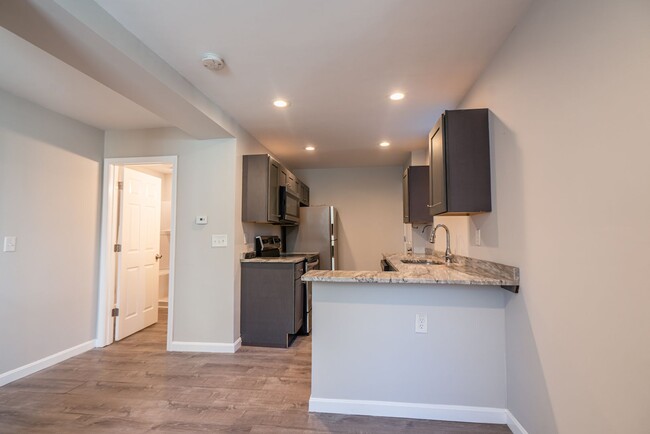 173-175 Bay View Ave in Cranston, RI - Building Photo - Building Photo
