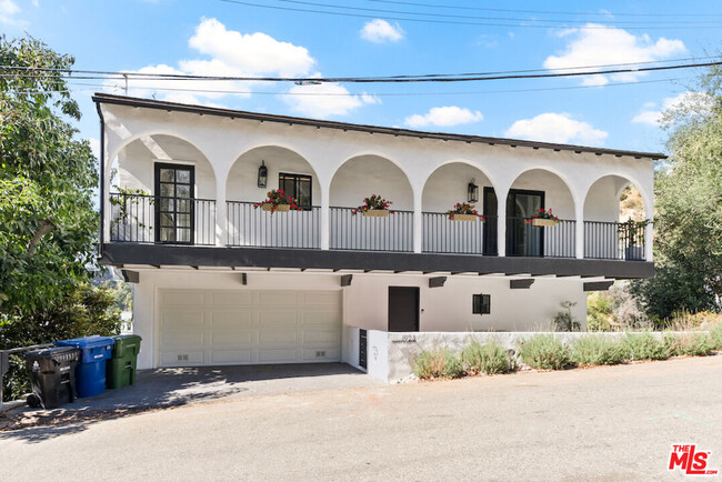 1923 Sunset Plaza Dr in Los Angeles, CA - Building Photo - Building Photo