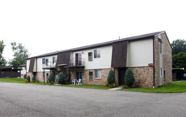 Stone Bridge Apartments in Uniontown, OH - Foto de edificio - Building Photo