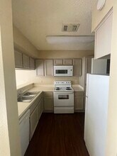 2263 Millstone Dr, Unit Unit B in Houston, TX - Building Photo - Building Photo