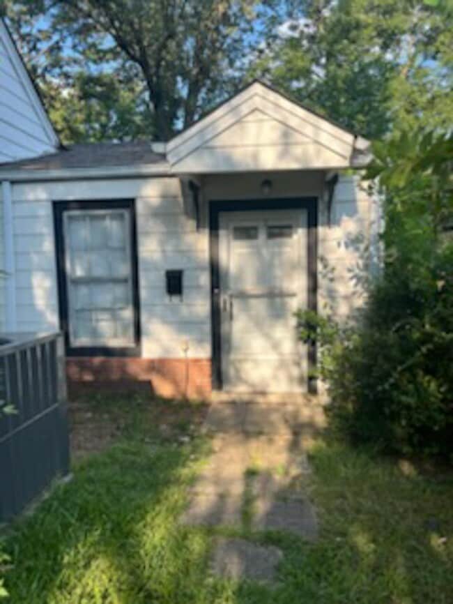 property at 632 S Graham St
