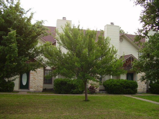 404 West St in Hutto, TX - Foto de edificio - Building Photo