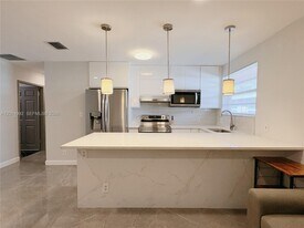 724 NE 3rd St in Hallandale Beach, FL - Building Photo