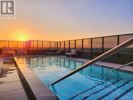 330 Richmond St W in Toronto, ON - Building Photo