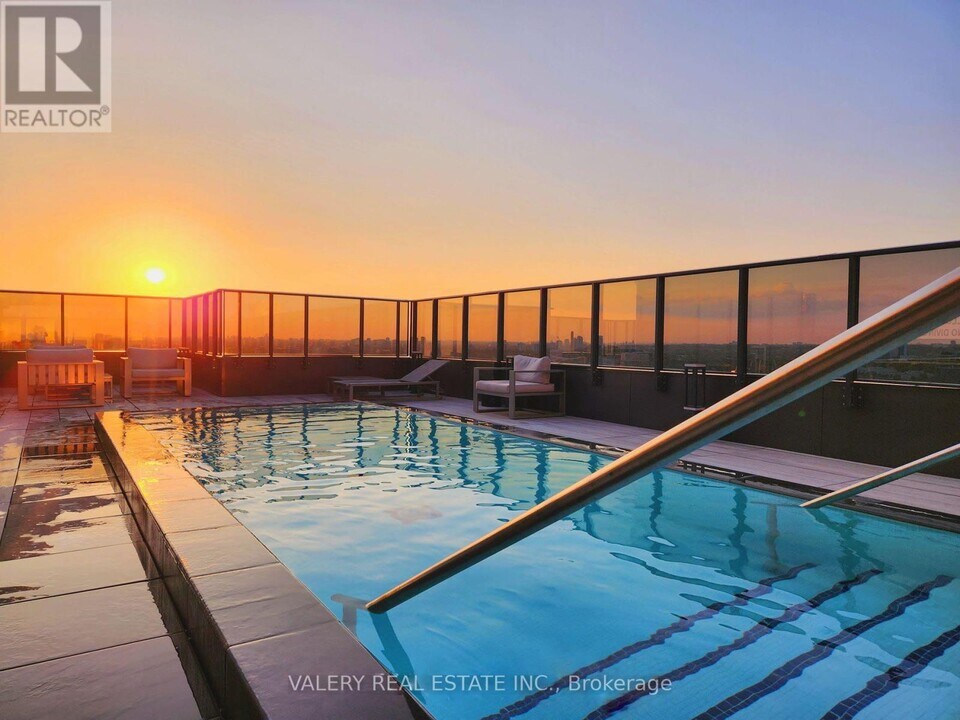 330 Richmond St W in Toronto, ON - Building Photo