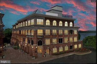 635 Slaters Ln in Alexandria, VA - Building Photo