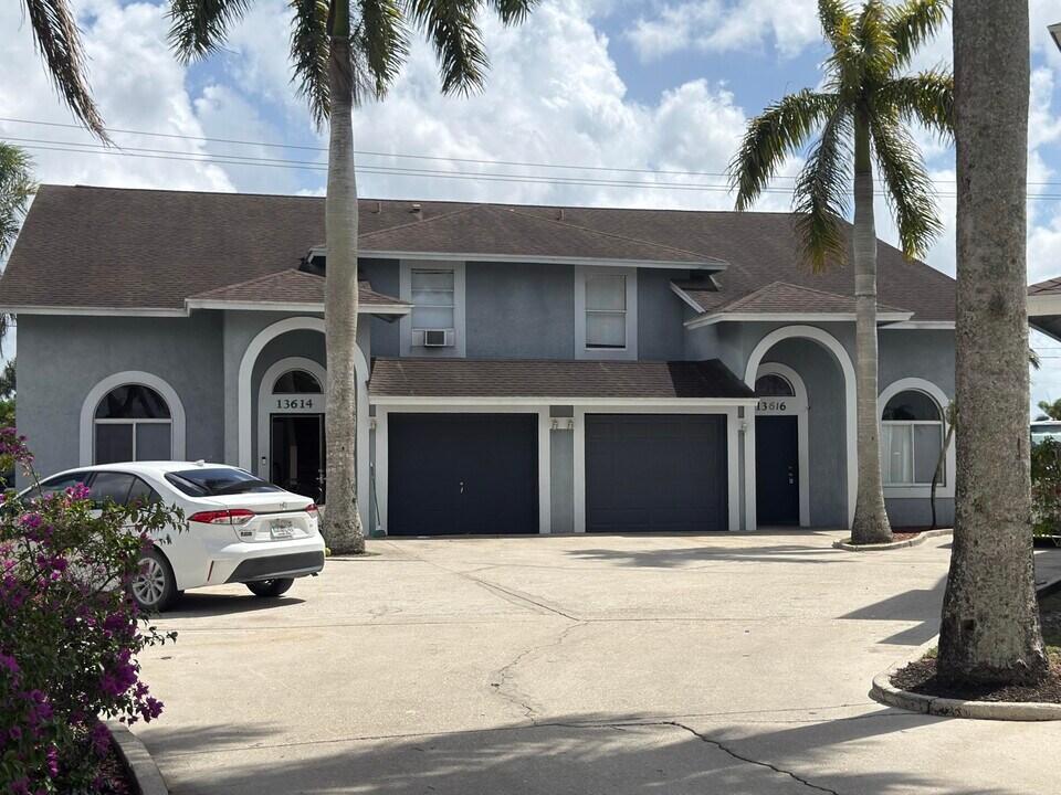 13614 Yarmouth Ct in Wellington, FL - Building Photo