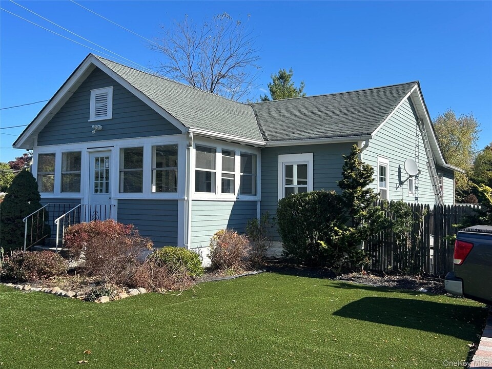 490 Commack Rd in Commack, NY - Building Photo