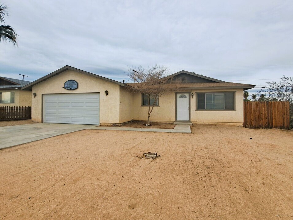 5442 Morongo Rd in Twentynine Palms, CA - Building Photo