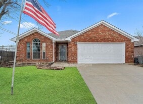 824 Bridle Trail in Saginaw, TX - Building Photo
