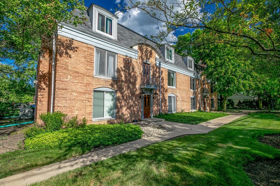 1445 Shermer Rd, Unit 5A in Northbrook, IL - Building Photo