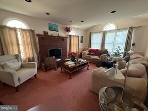 21 Crestview Dr in Kendall Park, NJ - Building Photo - Building Photo