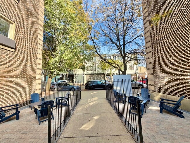 5647 N Ashland Ave, Unit S in Chicago, IL - Building Photo - Building Photo