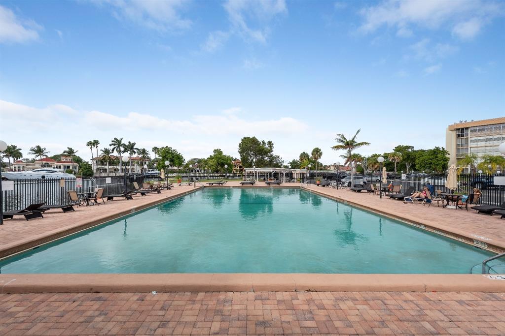 851 Three Islands Blvd, Unit 317 in Hallandale Beach, FL - Building Photo