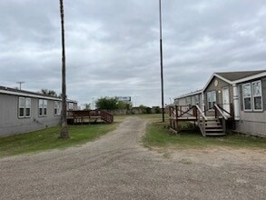 1080 E Hwy 85 in Dilley, TX - Building Photo - Building Photo