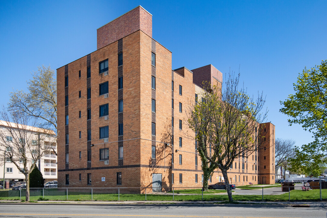 Totten Towers in Hempstead, NY - Foto de edificio