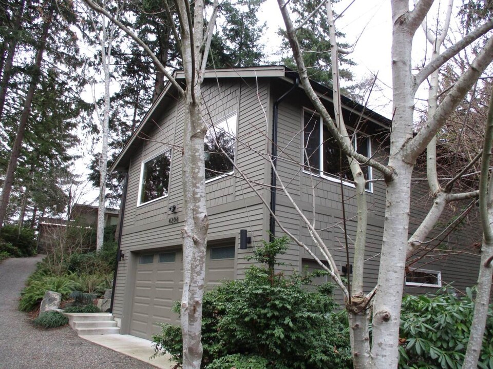 4208 Forest Beach Dr NW in Gig Harbor, WA - Building Photo