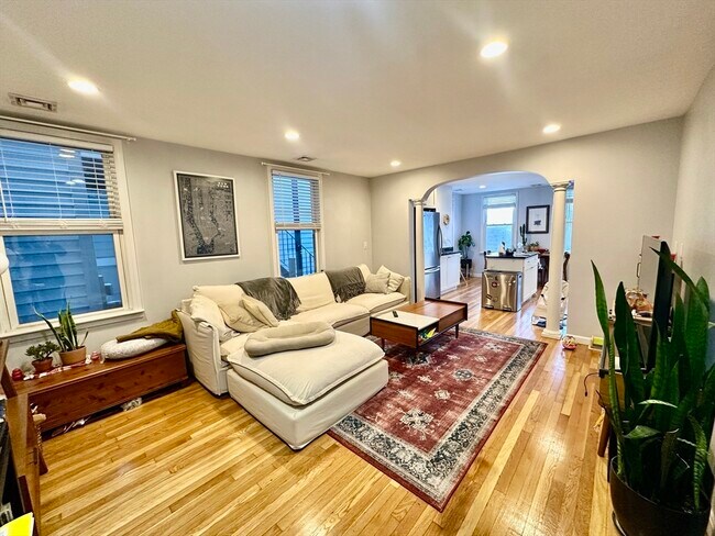 28 Monument St, Unit 1 in Boston, MA - Foto de edificio - Building Photo