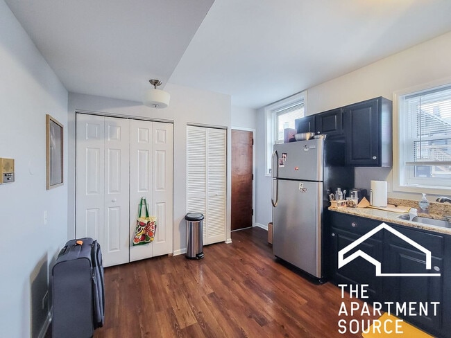 3700 N Sheffield Ave, Unit 204 in Chicago, IL - Building Photo - Building Photo