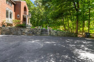 501 Woodbine Rd in Stamford, CT - Building Photo - Building Photo