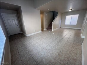 561 Poplar Leaf St in Las Vegas, NV - Building Photo - Building Photo
