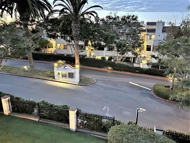5032 Dorado Dr in Huntington Beach, CA - Building Photo - Building Photo