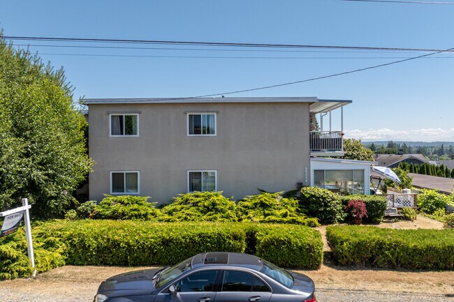 1040 Parker St in White Rock, BC - Building Photo - Building Photo
