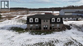 38 11th Rd E in Hamilton, ON - Building Photo