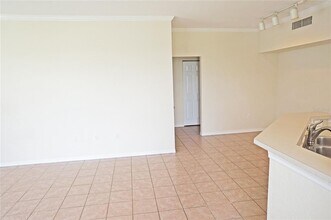 9850 Lake Chase Island Way in Tampa, FL - Building Photo - Building Photo