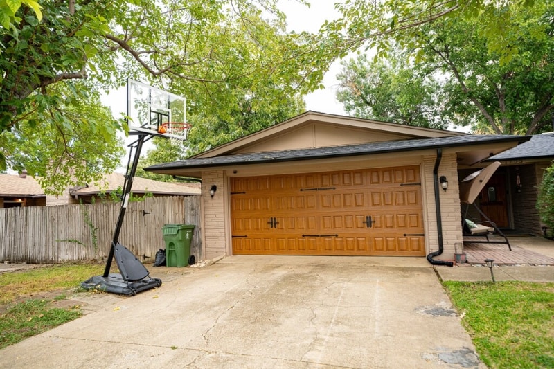 1703 Monaco Dr in Arlington, TX - Building Photo