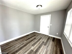 2117 Mitchell Ct in Ft. Myers, FL - Foto de edificio - Building Photo