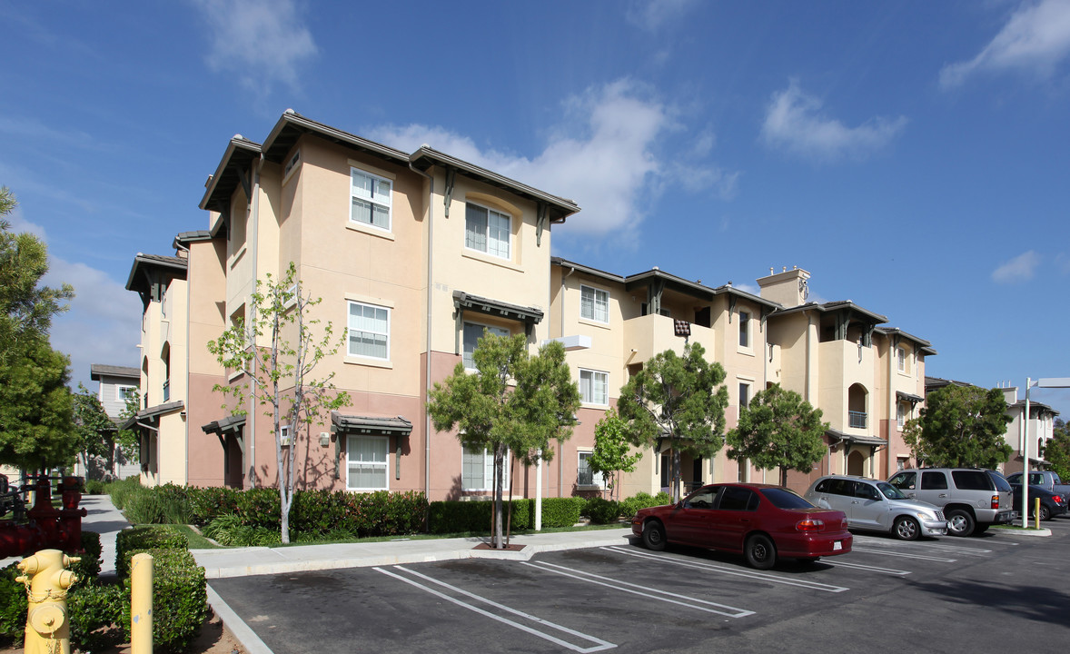 Via Roble Apartments in Escondido, CA - Foto de edificio